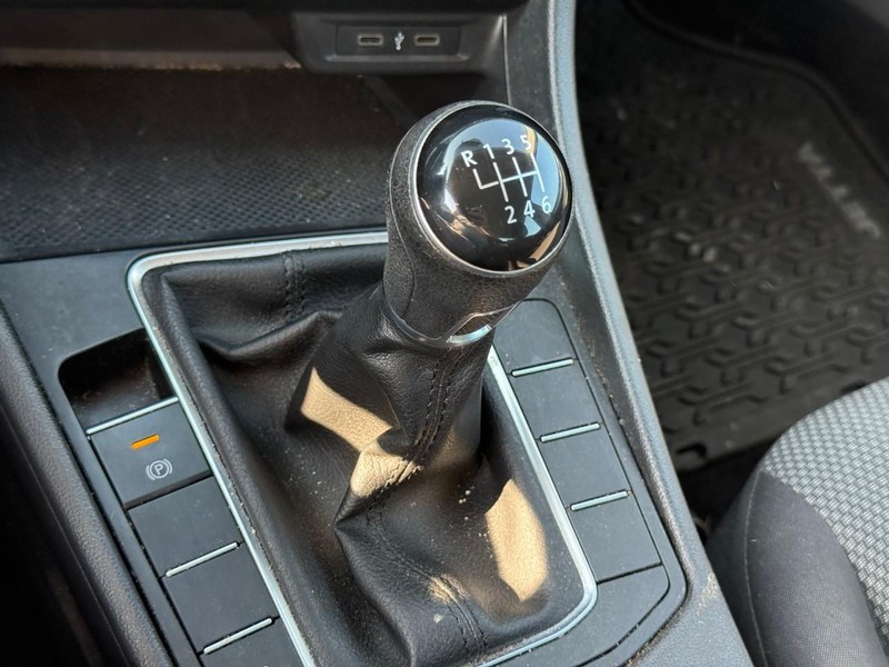 Volkswagen Jetta Vehicle Image 24