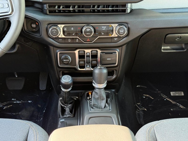 Jeep Wrangler Vehicle Image 12