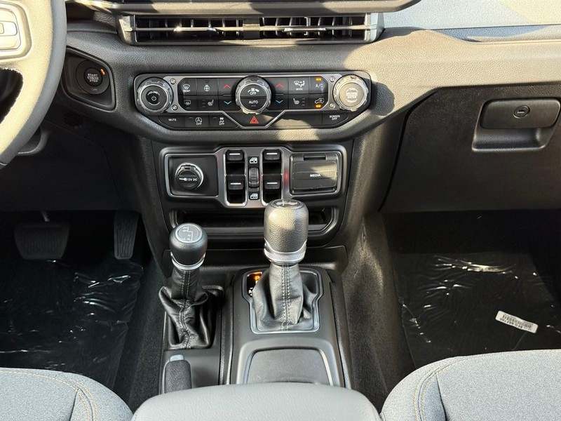 Jeep Wrangler Vehicle Image 12