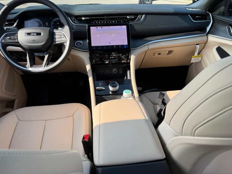 Jeep Grand Cherokee Vehicle Image 09