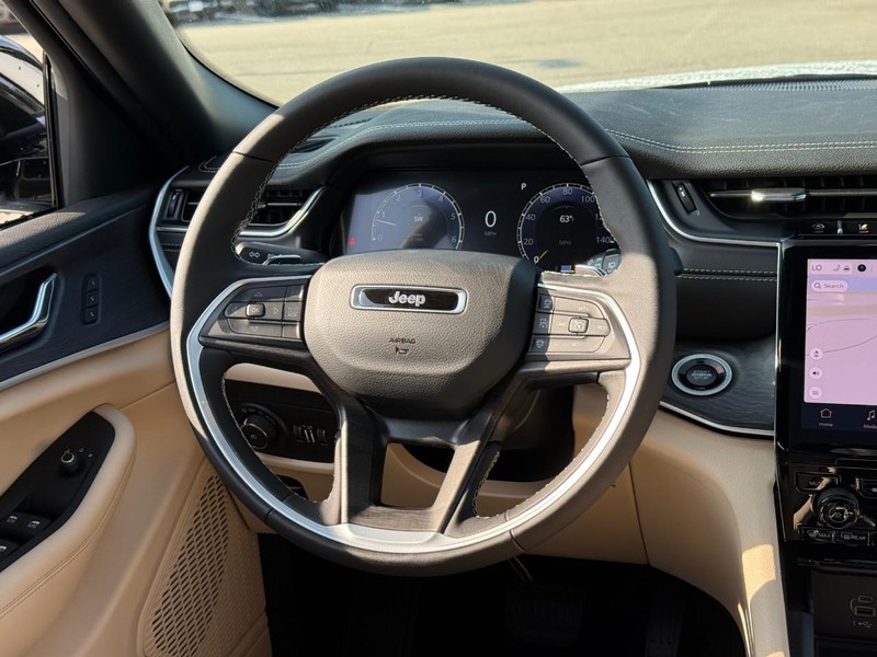 Jeep Grand Cherokee Vehicle Image 11