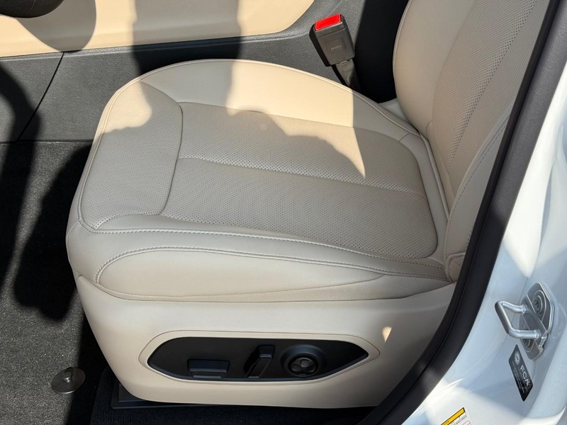 Jeep Grand Cherokee Vehicle Image 15