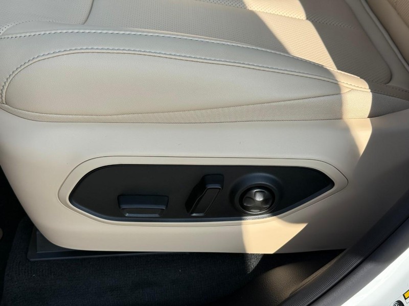 Jeep Grand Cherokee Vehicle Image 16