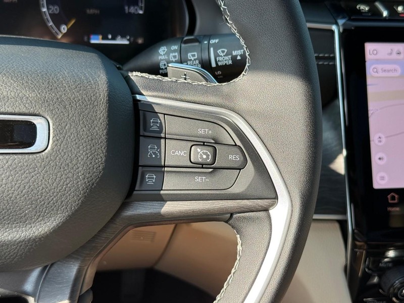 Jeep Grand Cherokee Vehicle Image 18