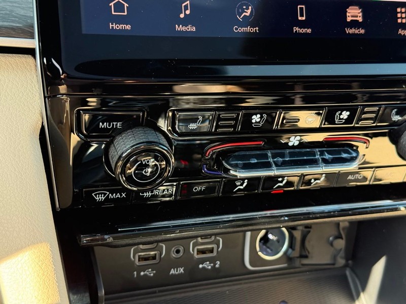 Jeep Grand Cherokee Vehicle Image 20
