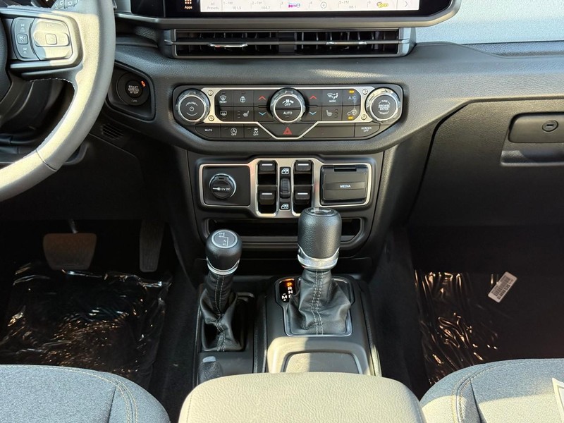 Jeep Wrangler Vehicle Image 12