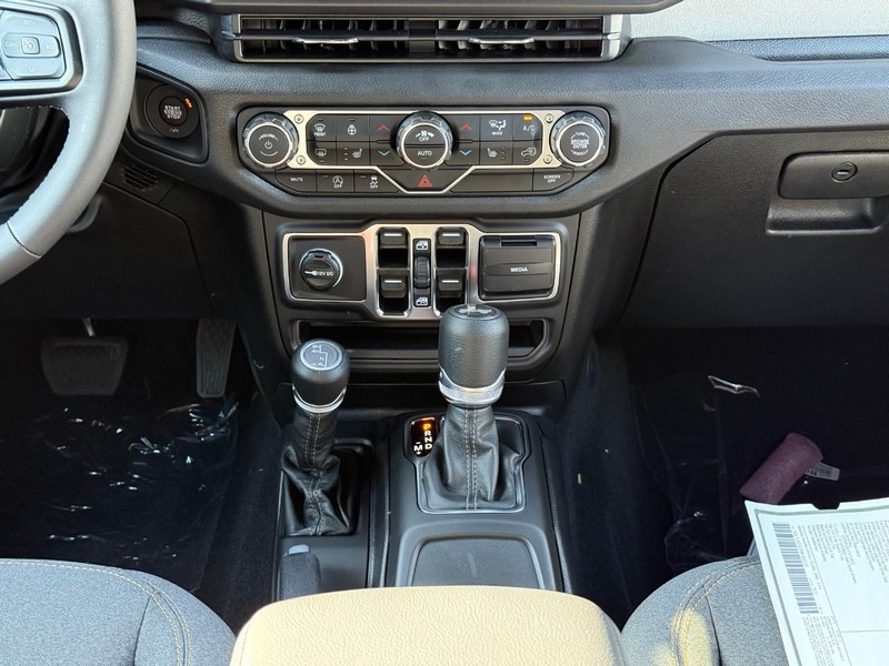 Jeep Wrangler Vehicle Image 12