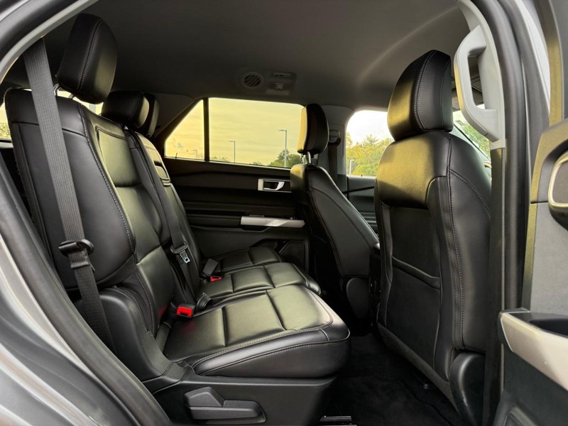 Ford Explorer Vehicle Image 15