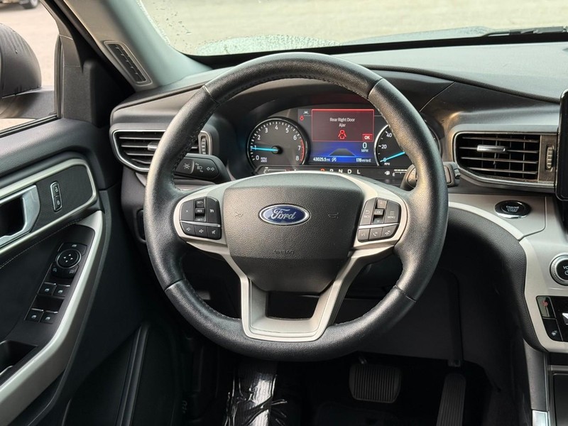 Ford Explorer Vehicle Image 17