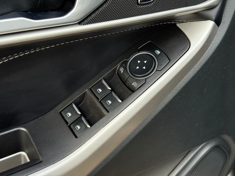 Ford Explorer Vehicle Image 21