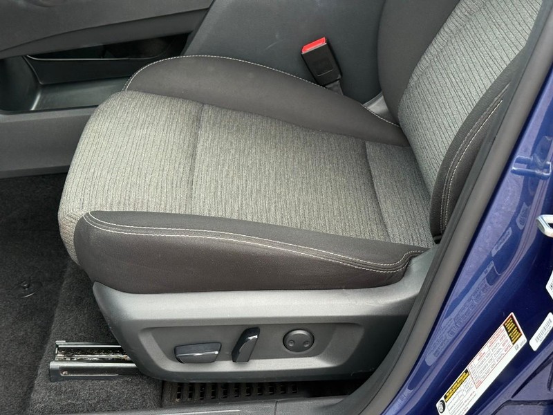Nissan Rogue Vehicle Image 21