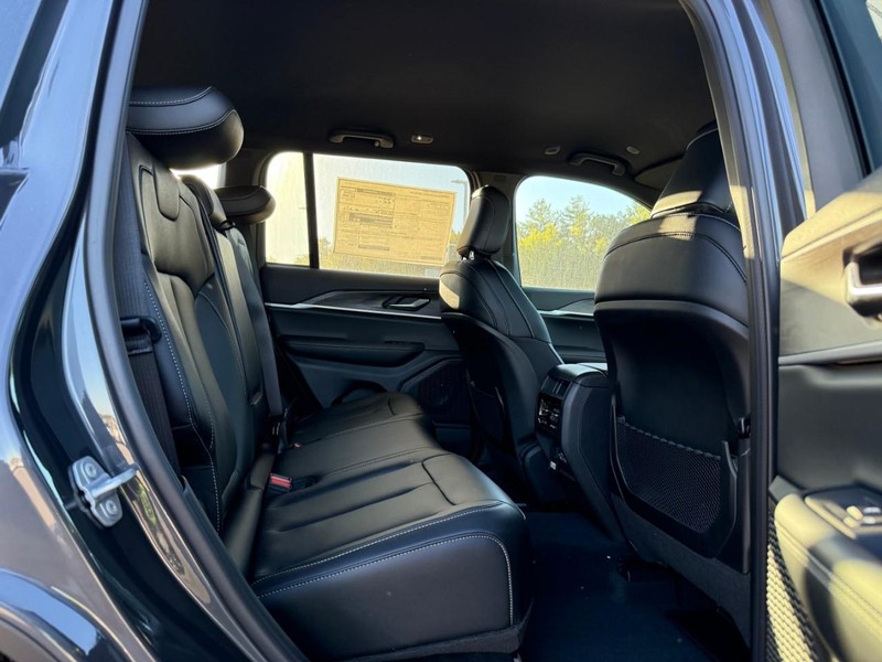 Jeep Grand Cherokee Vehicle Image 08