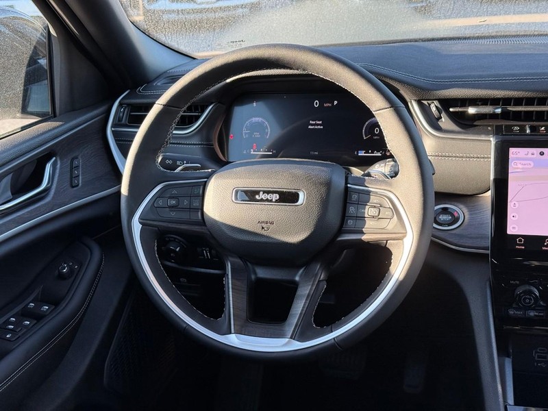 Jeep Grand Cherokee Vehicle Image 11