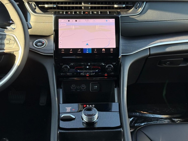 Jeep Grand Cherokee Vehicle Image 13