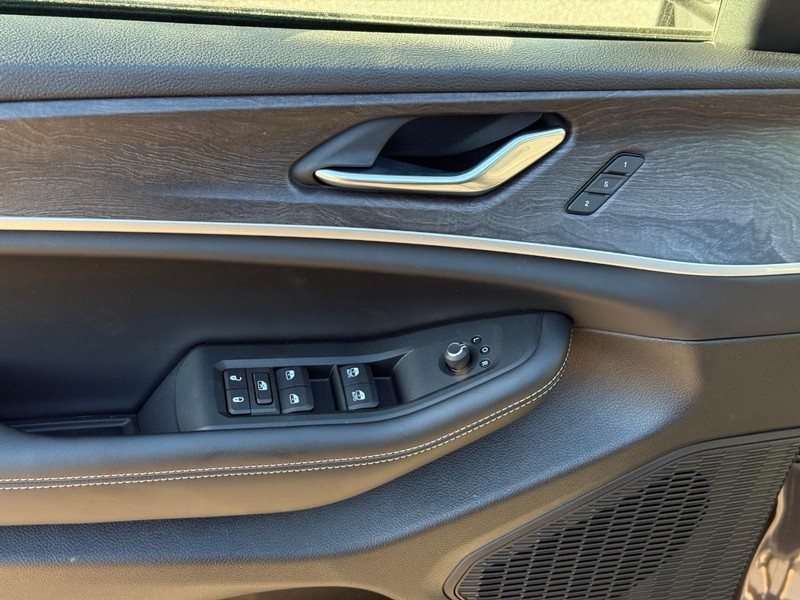 Jeep Grand Cherokee Vehicle Image 14