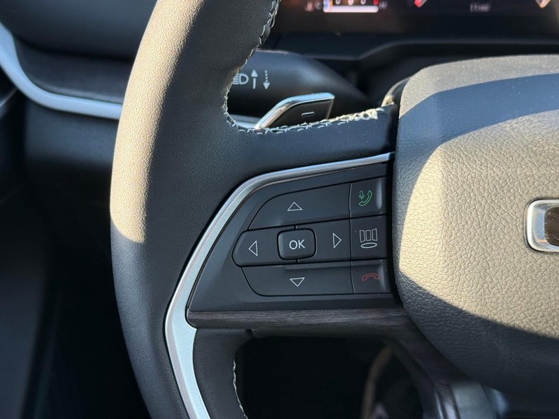 Jeep Grand Cherokee Vehicle Image 18