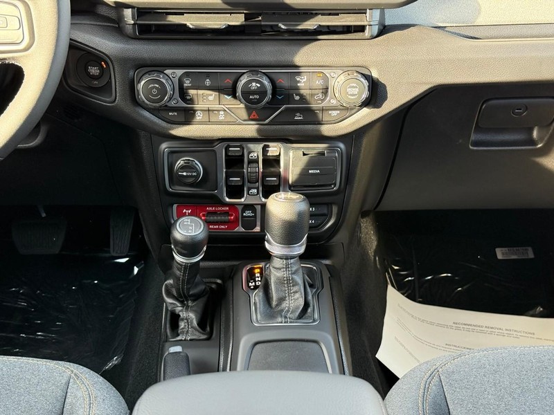 Jeep Wrangler Vehicle Image 12