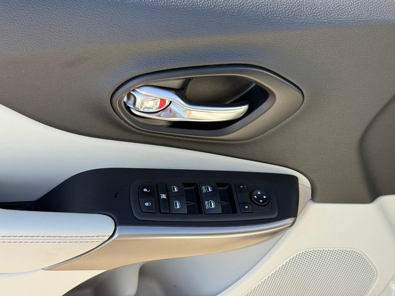 Jeep Cherokee Vehicle Image 18