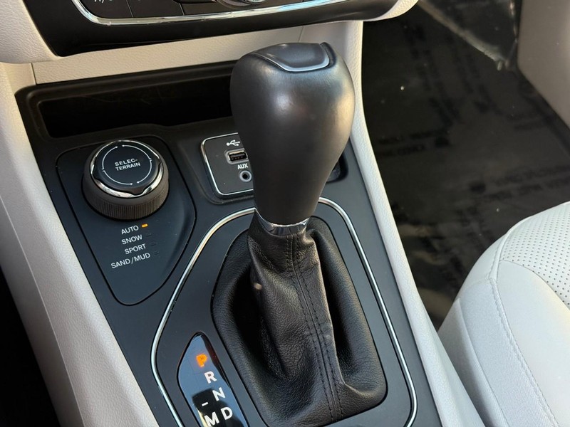 Jeep Cherokee Vehicle Image 25