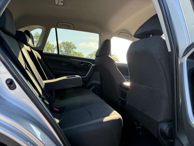 Toyota RAV4 Vehicle Image 14