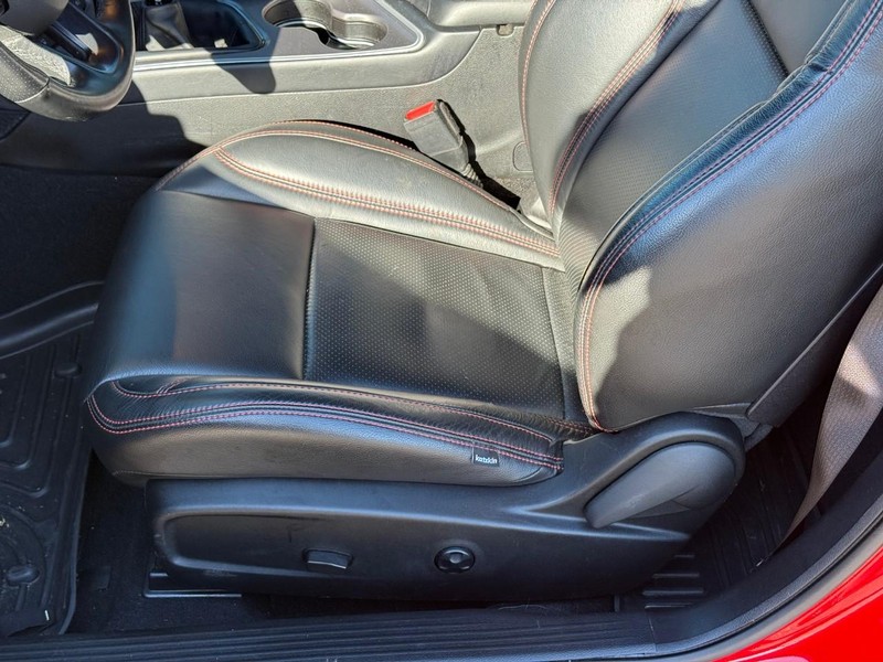 Dodge Challenger Vehicle Image 17