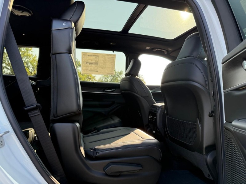 Jeep Grand Cherokee L Vehicle Image 05