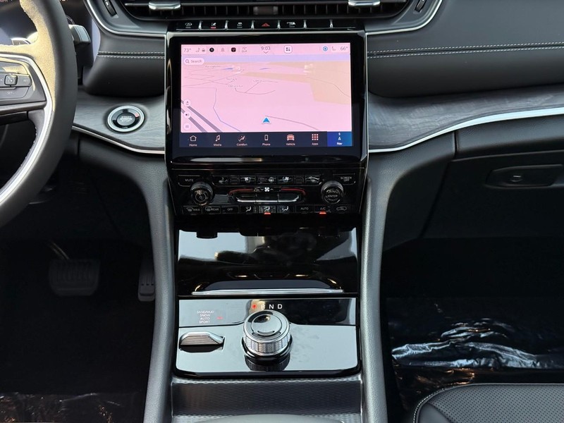 Jeep Grand Cherokee L Vehicle Image 11