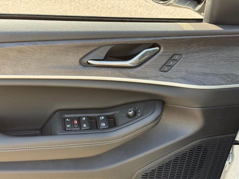 Jeep Grand Cherokee L Vehicle Image 12