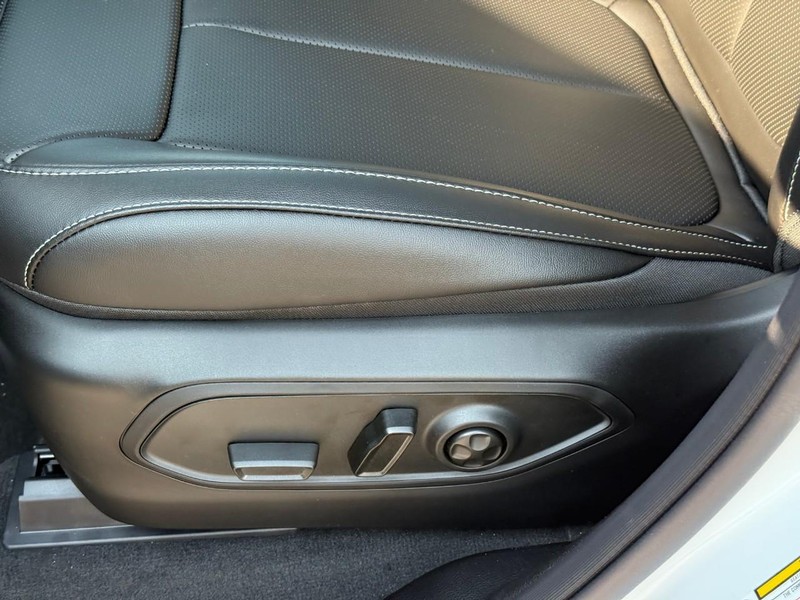 Jeep Grand Cherokee L Vehicle Image 15