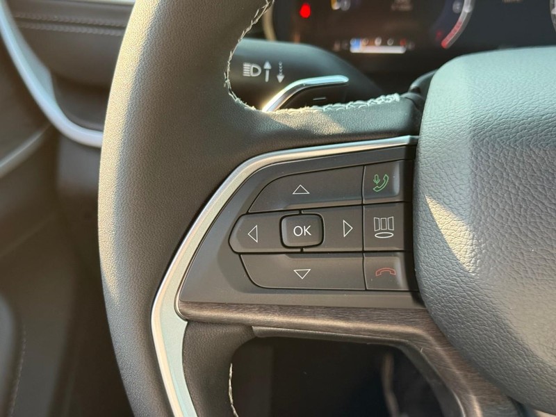 Jeep Grand Cherokee L Vehicle Image 16