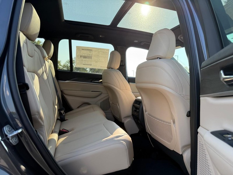 Jeep Grand Cherokee Vehicle Image 07