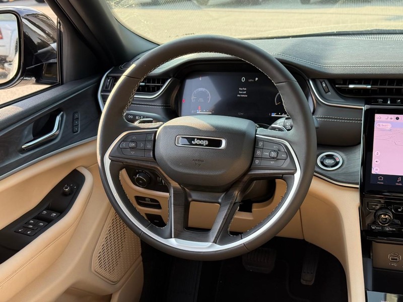 Jeep Grand Cherokee Vehicle Image 09