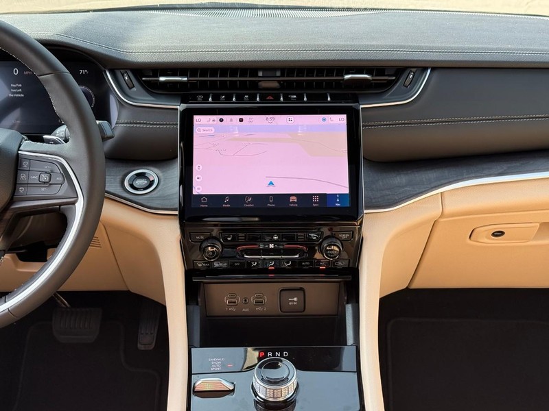 Jeep Grand Cherokee Vehicle Image 11