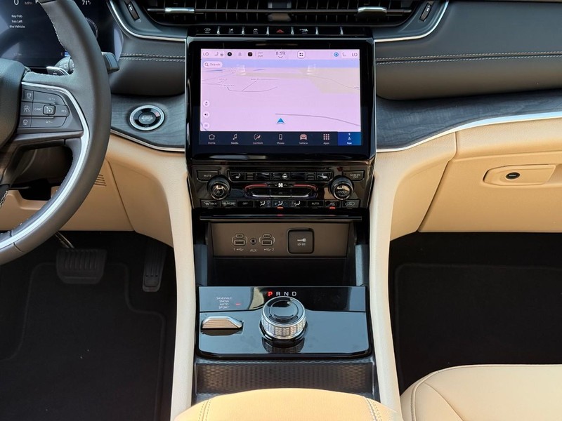 Jeep Grand Cherokee Vehicle Image 12