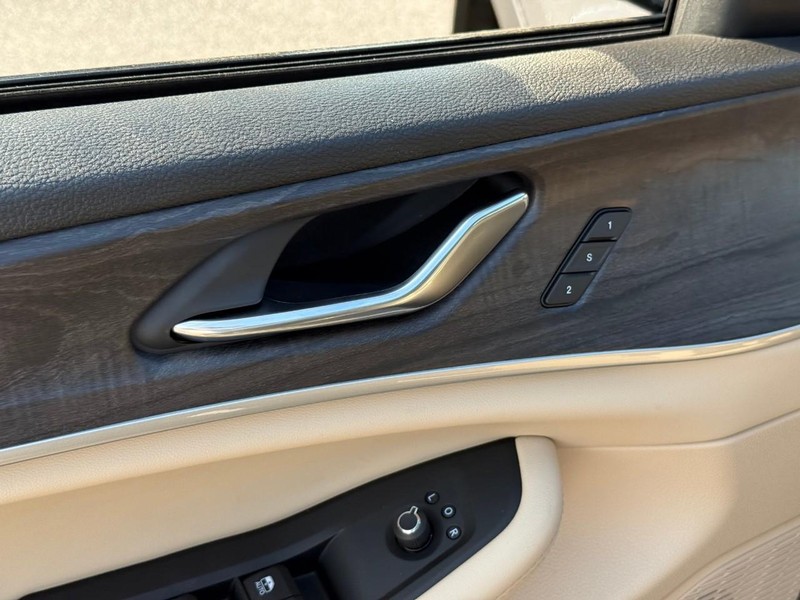 Jeep Grand Cherokee Vehicle Image 14