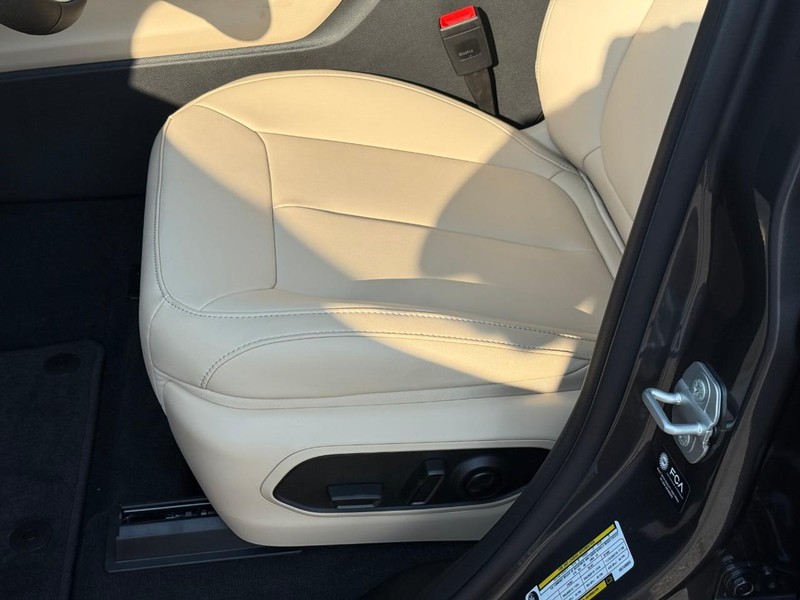 Jeep Grand Cherokee Vehicle Image 15
