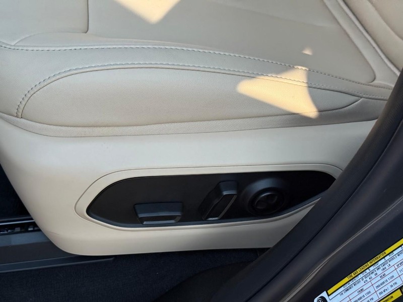 Jeep Grand Cherokee Vehicle Image 16