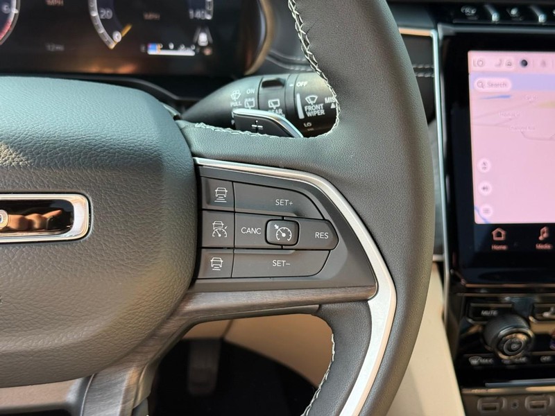 Jeep Grand Cherokee Vehicle Image 18