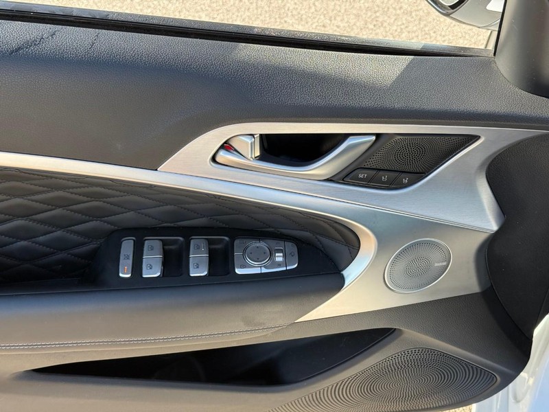 Genesis G70 Vehicle Image 15