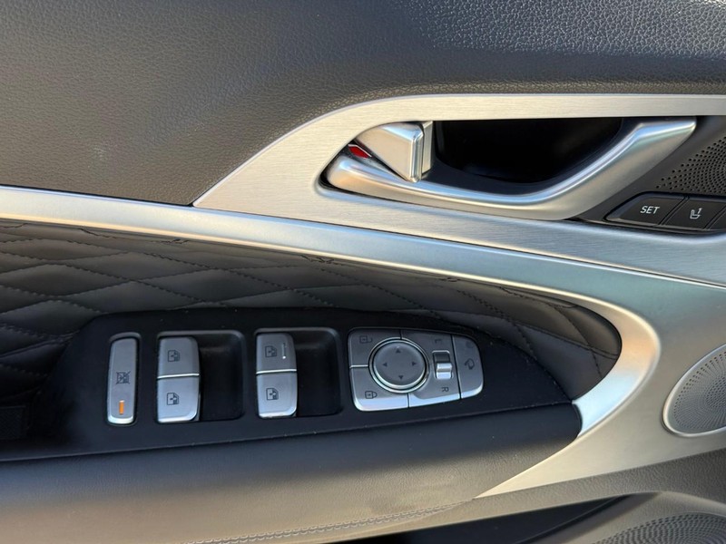 Genesis G70 Vehicle Image 16