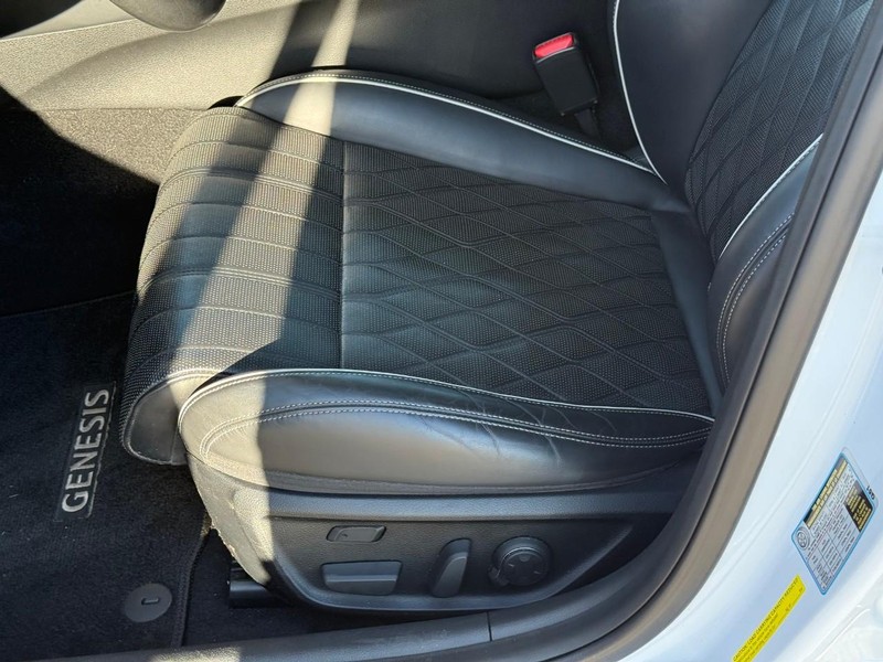Genesis G70 Vehicle Image 17