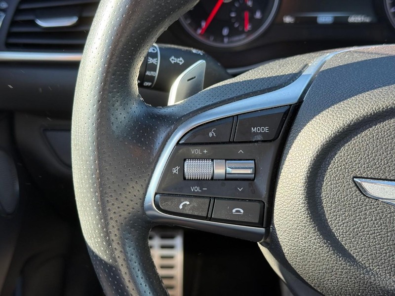 Genesis G70 Vehicle Image 19