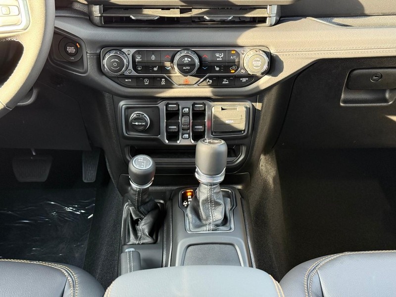 Jeep Wrangler Vehicle Image 12