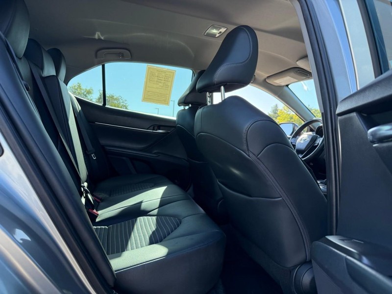Toyota Camry Vehicle Image 12