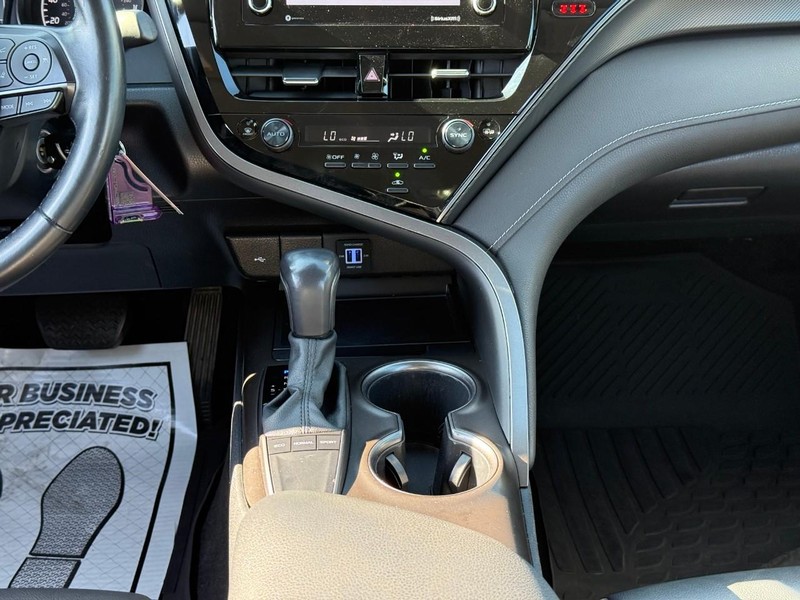 Toyota Camry Vehicle Image 16