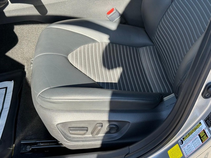 Toyota Camry Vehicle Image 19