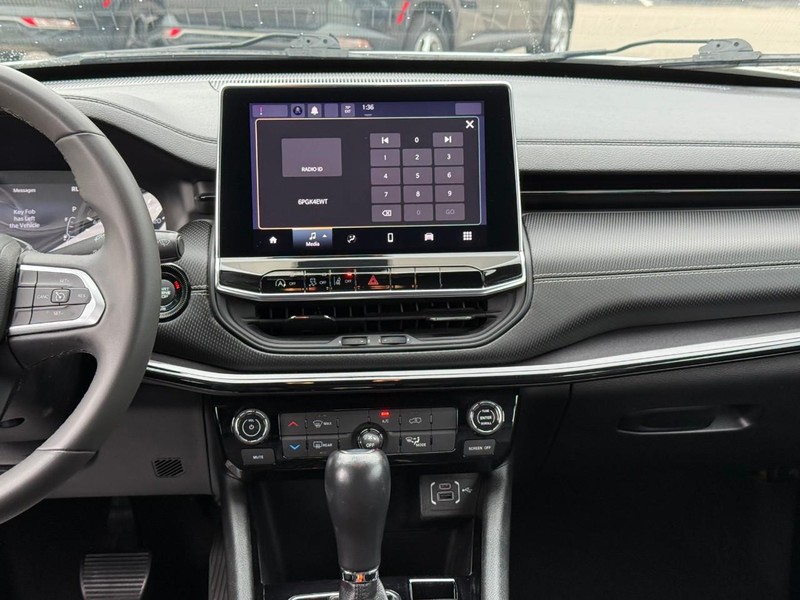 Jeep Compass Vehicle Image 16