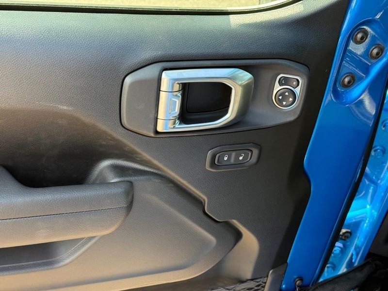 Jeep Wrangler Vehicle Image 13