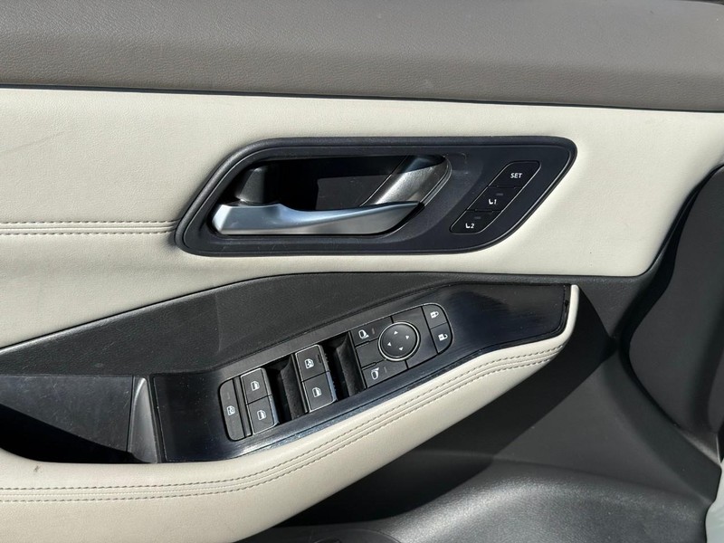 Nissan Rogue Vehicle Image 19