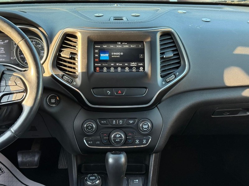 Jeep Cherokee Vehicle Image 16